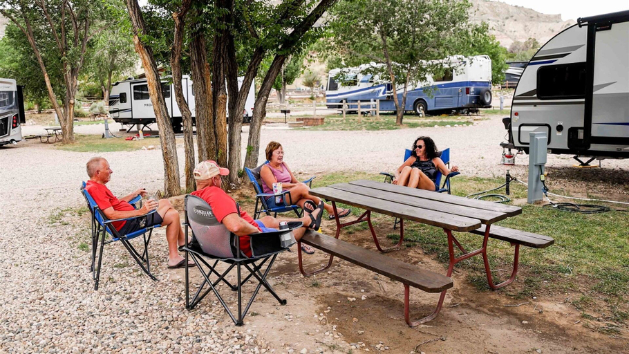 Outdoor dining 4, Bryce Canyon RV Resort, Garfield