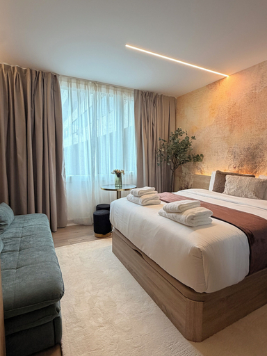 Room 2, Miriam DozZze, Madrid