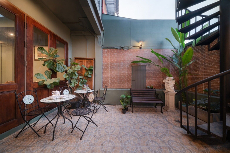 Outdoor dining 5, Baan La-Or Heritage Suite, Bang Rak