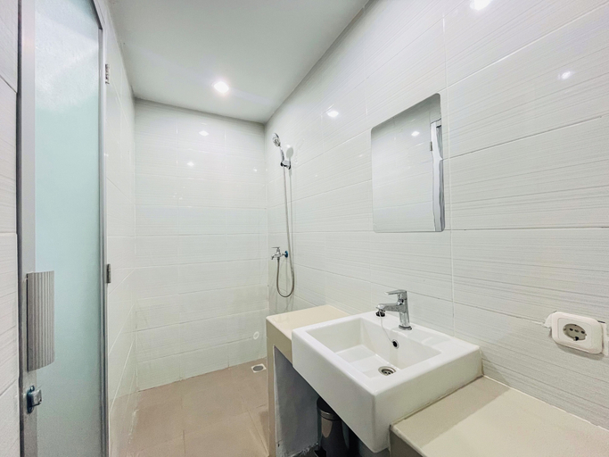Bathroom 3, Functional And Cozy Studio At Skyview Medan Apartment, Medan