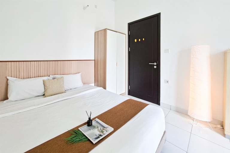 Room 2, Lavish White 1Br At Casa De Parco Apartment, Tangerang