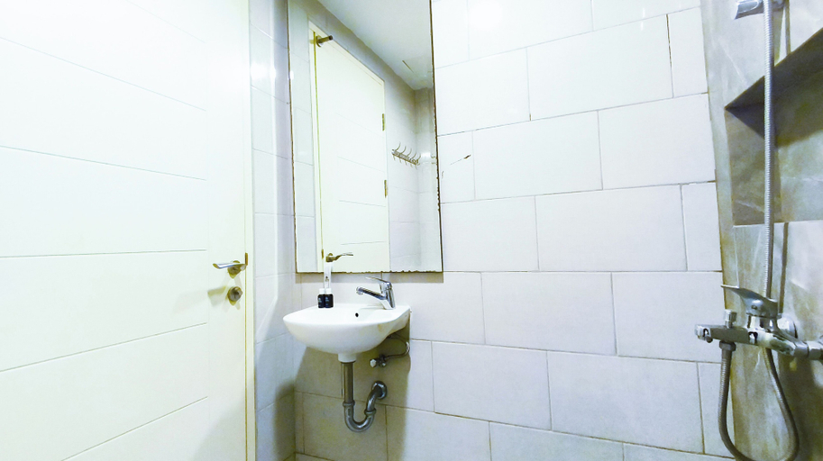 Bathroom 2, Chic And Cozy Studio Space At Benson Supermall Mansion Apartment, Surabaya