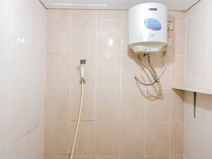 Bathroom 2, Classic Red Studio At Nifarro Park Apartment, South Jakarta