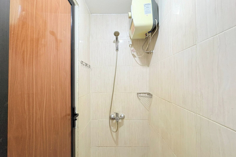 Bathroom, Classic Striped Touch Studio At Malioboro City Apartment, Sleman