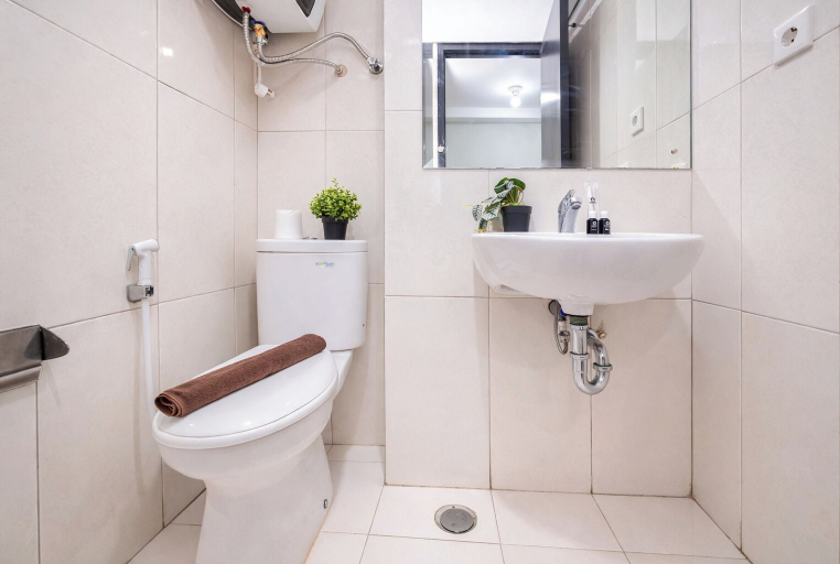 Bathroom 4, Stunning Studio Loft At Nifarro Park Apartment, Jakarta Selatan