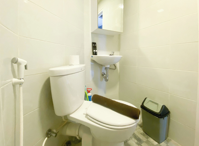 Bathroom 3, Minimalist And Enjoy Living Studio Amartha View Apartment, Semarang