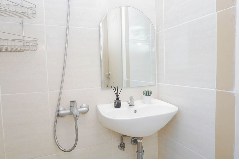 Bathroom 4, Comfy And Nice Studio Space At Apartment Meikarta District 1, Cikarang