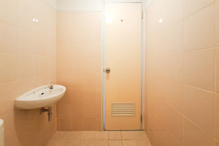 Bathroom 5, Spacious And Warm Combined Studio Room At Apartment Serpong Greenview, Tangerang