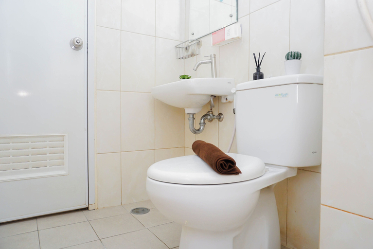 Bathroom 3, Enjoy Living 2Br At Springlake Summarecon Bekasi Apartment, Bekasi
