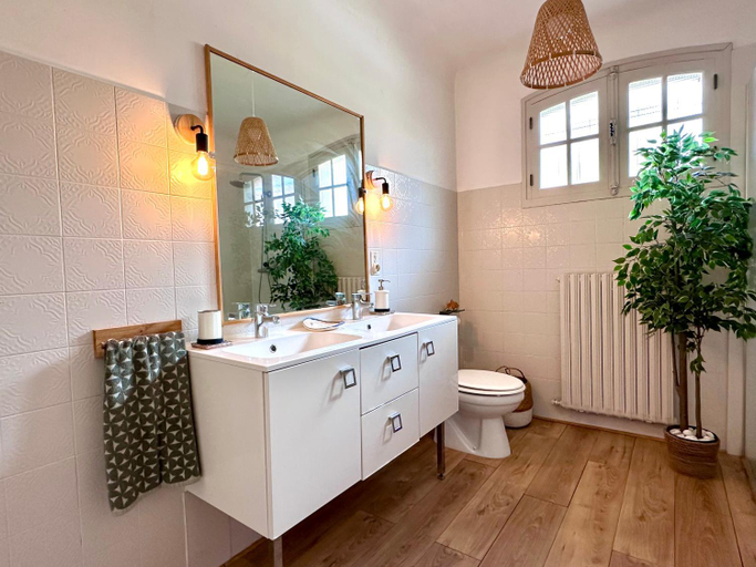 Bathroom 5, Yacumama Guesthouse, Landes