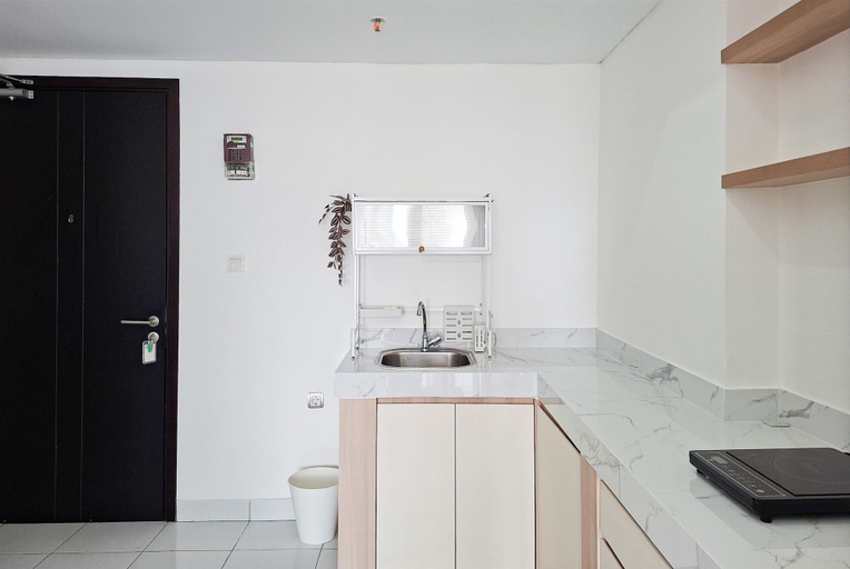 Private kitchen 5, Lavish White 1Br At Casa De Parco Apartment, Tangerang