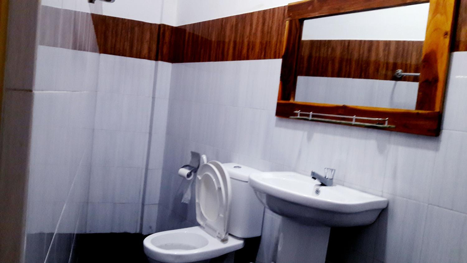 Bathroom 3, Eagle Safari Family Bungalow Udawalwe, Embilipitiya