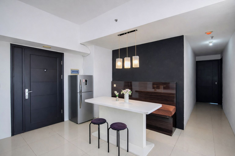 Dining room 4, 5 Pax Cozy And Airy 3Br At Ambassade Kuningan Apartment, Jakarta Selatan