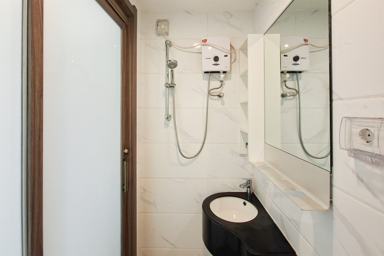 Bathroom 5, Cozy Living Studio Apartment At Sky House Alam Sutera, Tangerang