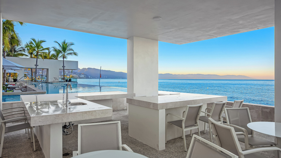 Terrace/patio 4, Oceanview Luxury 4BR Penthouse, Puerto Vallarta
