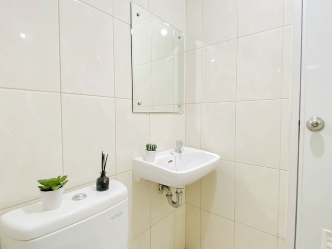 Bathroom 5, Practical 2Br For 4 Pax At Springlake Summarecon Bekasi Apartment, Bekasi