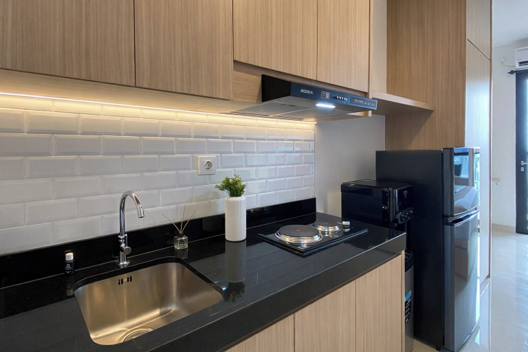 Private kitchen 3, Homey Wooden Touch Studio At Apartment Ciputra World 2, Jakarta Pusat