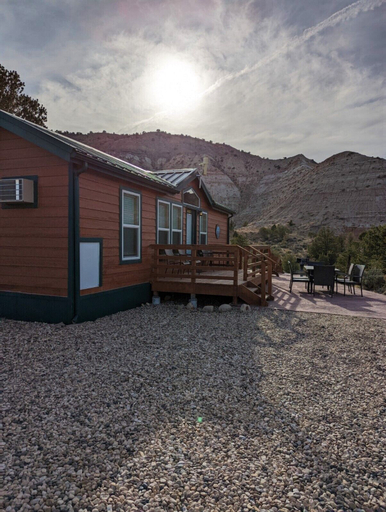 Outdoor dining 5, Bryce Canyon RV Resort, Garfield