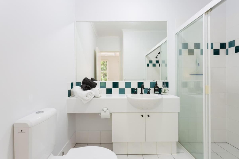 Bathroom 3, Trinity Beach 2BR Apartment; Pools, 500 m to beach, Cairns