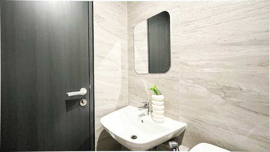 Bathroom 4, Bright And Relaxing 2Br At Collins Boulevard Apartment, Tangerang