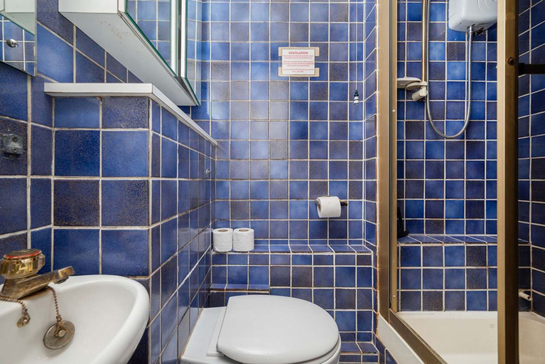 Room 4, Compact Studio in Vibrant Pimlico, London