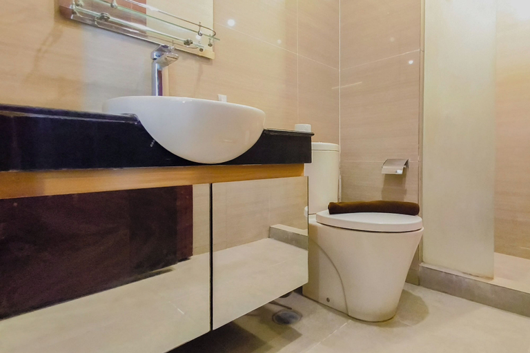 Bathroom 2, Tranquil 2Br For 3 Pax At Linden Apartment, Surabaya