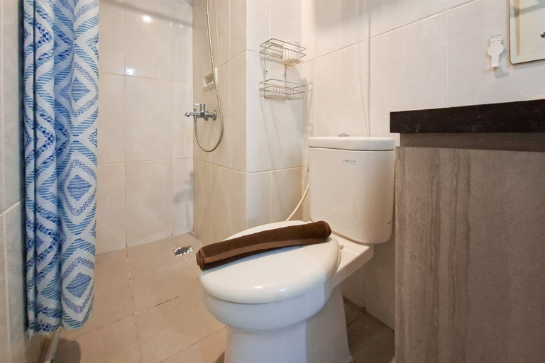 Bathroom 4, Homey And Roomy 2Br At Apartment Serpong Garden, Tangerang
