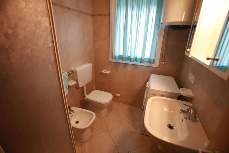 Bathroom, Wonderful attic with a large sea view terrace by Beahost Rentals, Rovigo