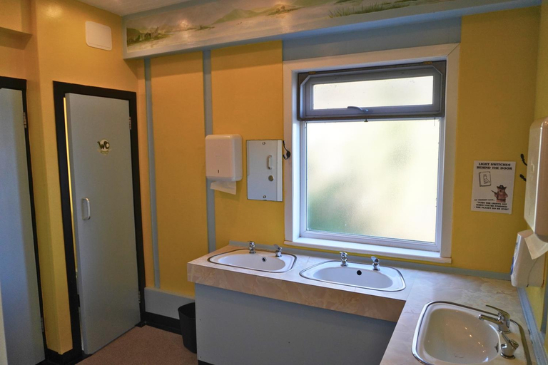 Bathroom 5, Loch Ness Lochside Hostel - Over 16s Only, Highland
