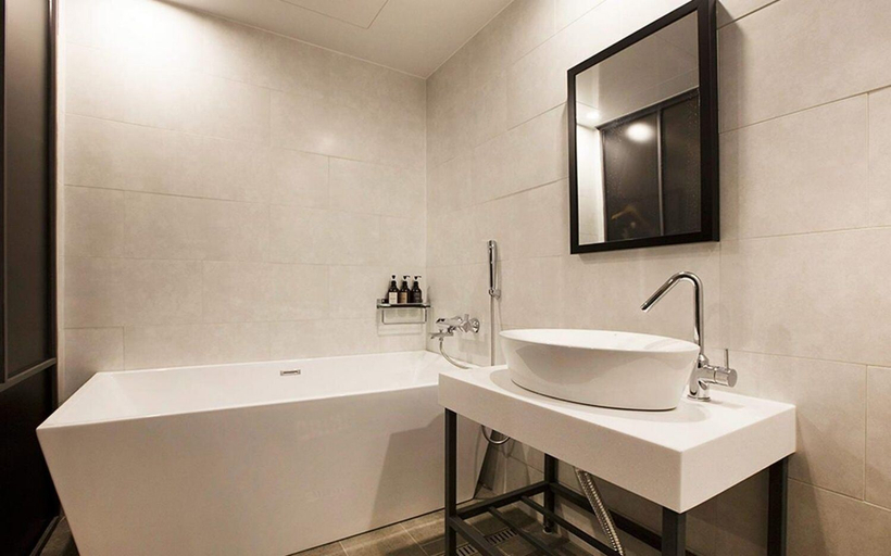 Bathroom 3, Busan Yeonsan Togok Brown Dot, Yeonje
