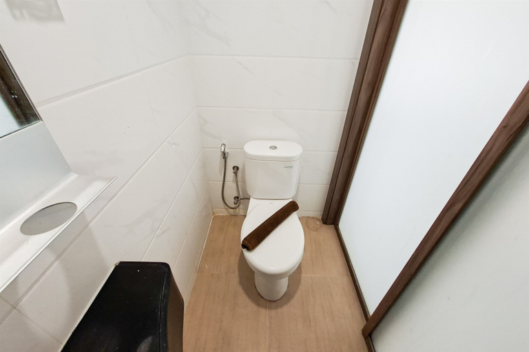 Bathroom 3, Bright And Comfy Studio Apartment At Sky House Bsd, South Tangerang