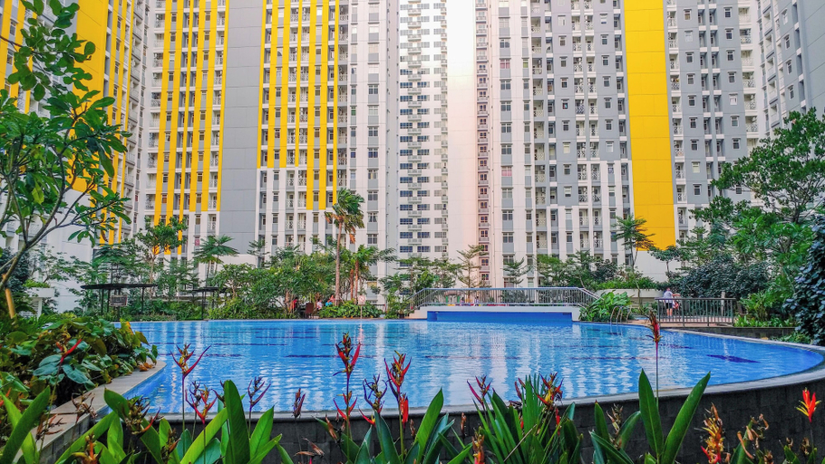 Outdoor pool 3, Nice And Tidy Studio Room At Apartment Springlake Summarecon Bekasi, Bekasi