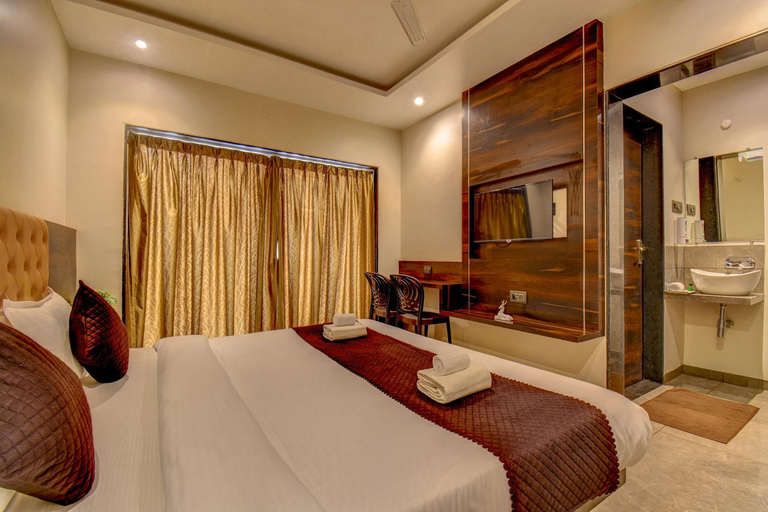 2, Hotel Holiday Plus, Satara
