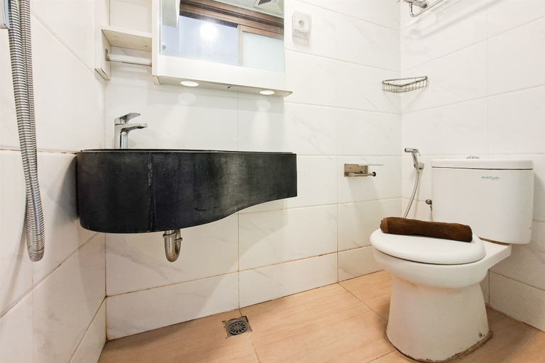 Interior 4, Chic And Comfortable Studio Room At Apartment Sky House Bsd, Tangerang Selatan