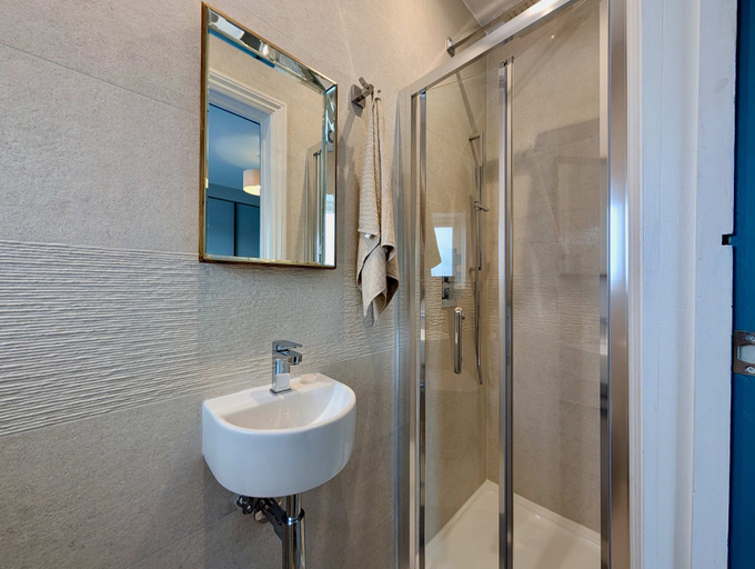 Room 5, Cosy Ensuite Room in Shared Wandsworth Flat, London
