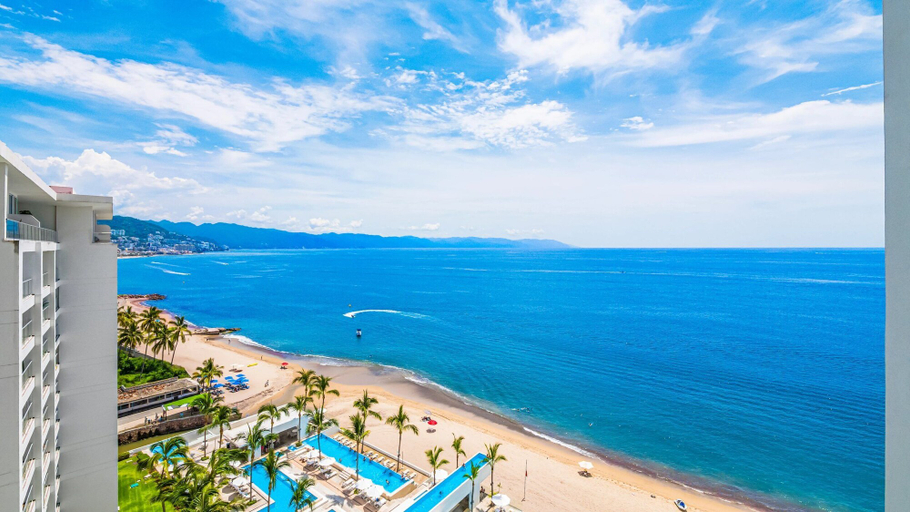 Beach 2, Stylish Beachfront 2BR - Balcony & Pools, Puerto Vallarta