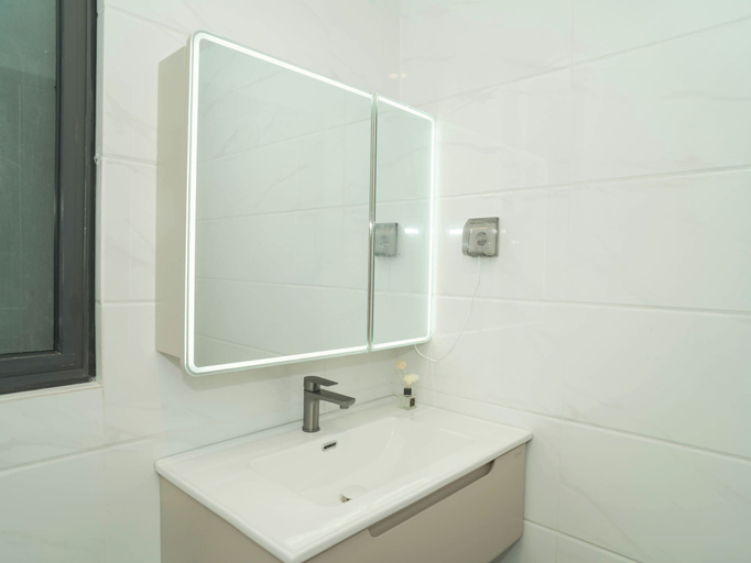 Bathroom 3, Homey 2Br For 3 Pax At Sky House Bsd Apartment, Tangerang Selatan
