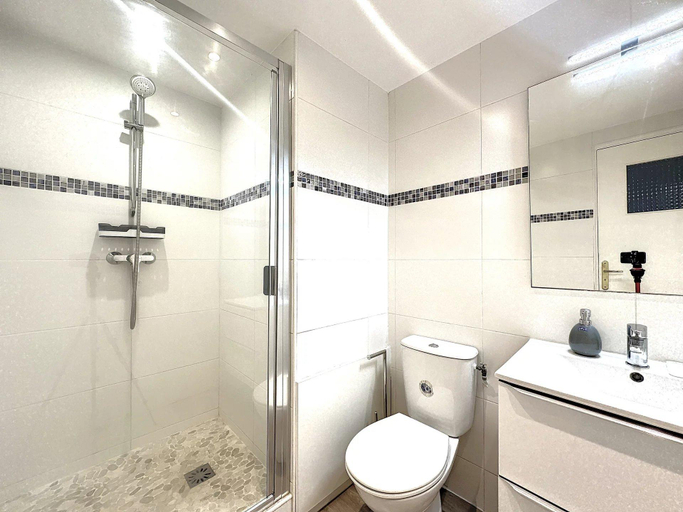 Bathroom 2, Superbe appartement avec terrasse centre-ville et plage à 5 min, Alpes-Maritimes