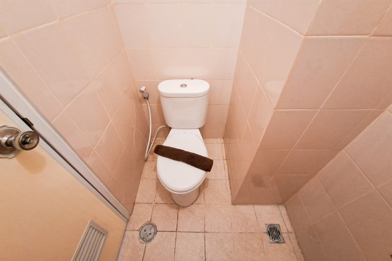 Bathroom 4, Spacious And Warm Combined Studio Room At Apartment Serpong Greenview, Tangerang