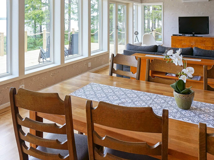 Food & Drinks, Lakefront House with Terrace, Hylte