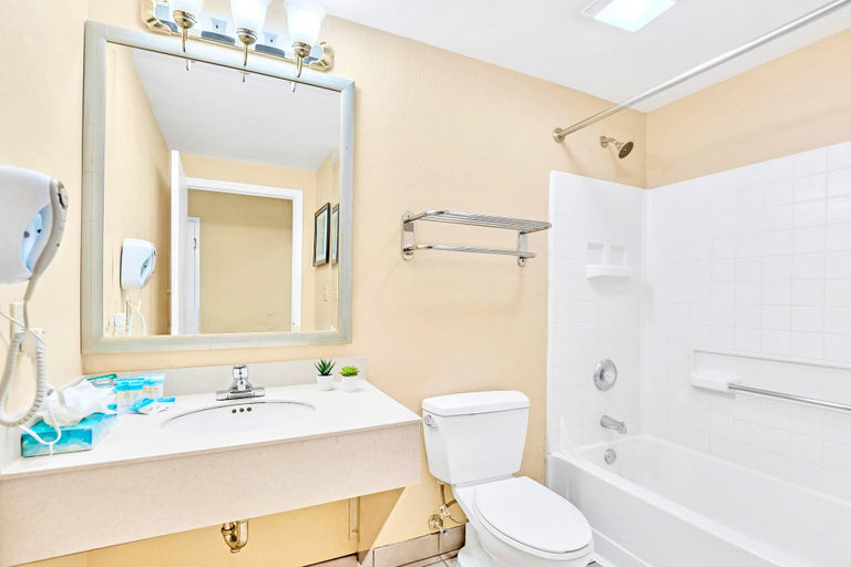 Bathroom 5, Studio with Hot Tub & Pool Near Universal Studios, Orange