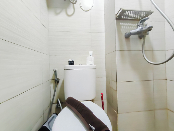 Bathroom 3, 4 Pax Warm Brown 2Br At Gateway Pasteur Apartment, Bandung