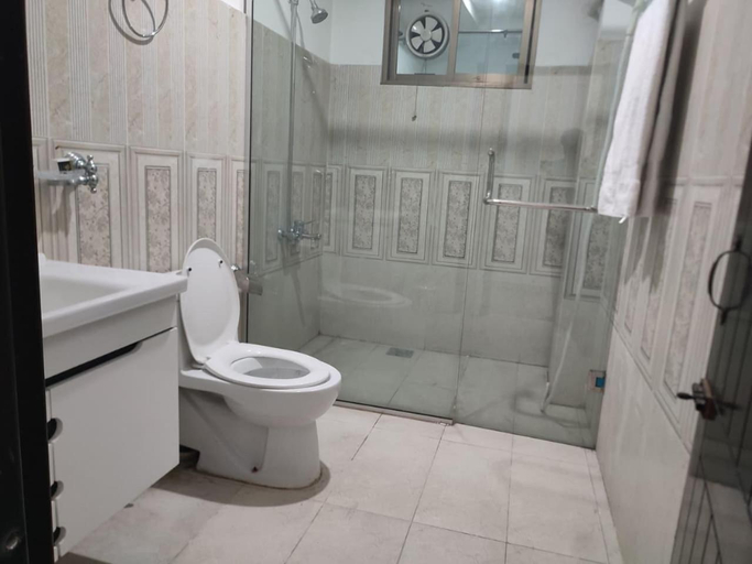 Bathroom 4, Sapphire Stays Peshawar, Peshawar