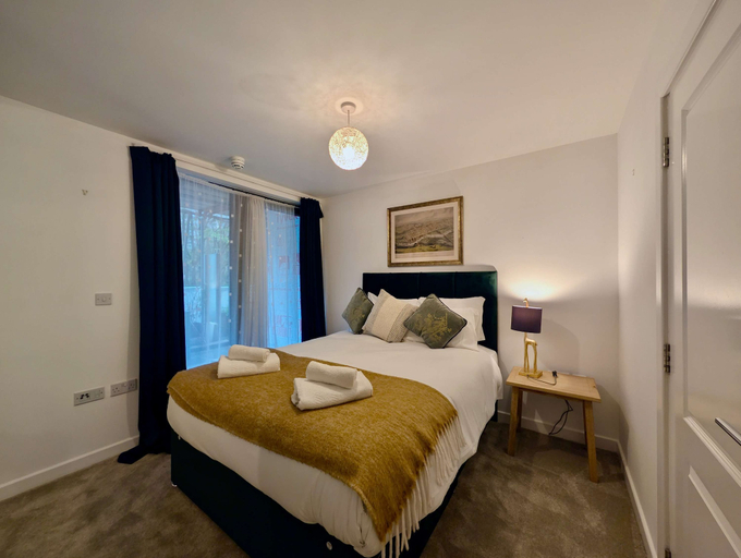 Room 3, Modern 2-bed Ground-floor Flat With Private Terrace, London