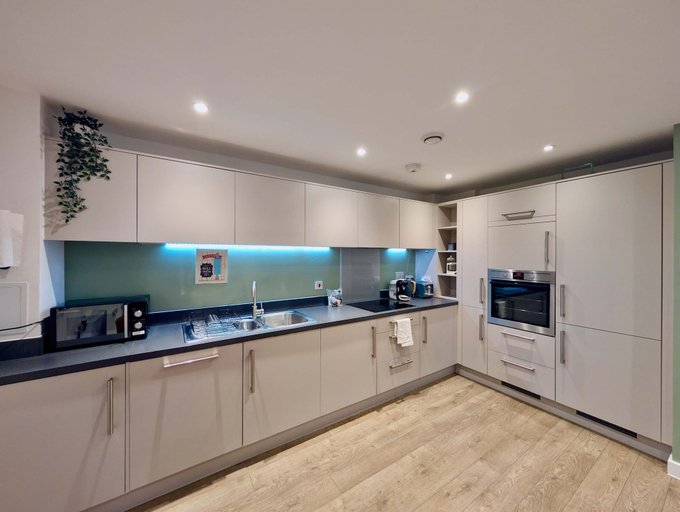 Private kitchen, Modern 2-bed Ground-floor Flat With Private Terrace, London
