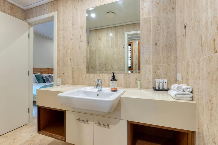 Bathroom 4, Flagstaff Pavillion - A Lush Subtropical Paradise, Douglas