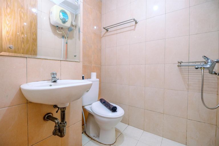 Bathroom 4, Comfort Studio Apartment At Margonda Residence 2, Depok