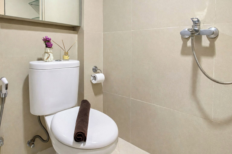 Bathroom 2, Lavish White 1Br With Working Room At Pakubuwono Terrace Apartment, Jakarta Selatan