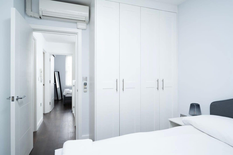 Room 4, Chic 3-bedroom Apartment in Soho, London