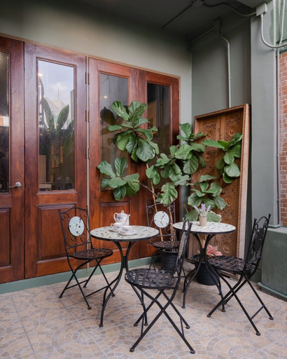 Outdoor dining 2, Baan La-Or Heritage Suite, Bang Rak
